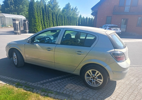 Opel Astra cena 16500 przebieg: 229000, rok produkcji 2010 z Ropczyce małe 154